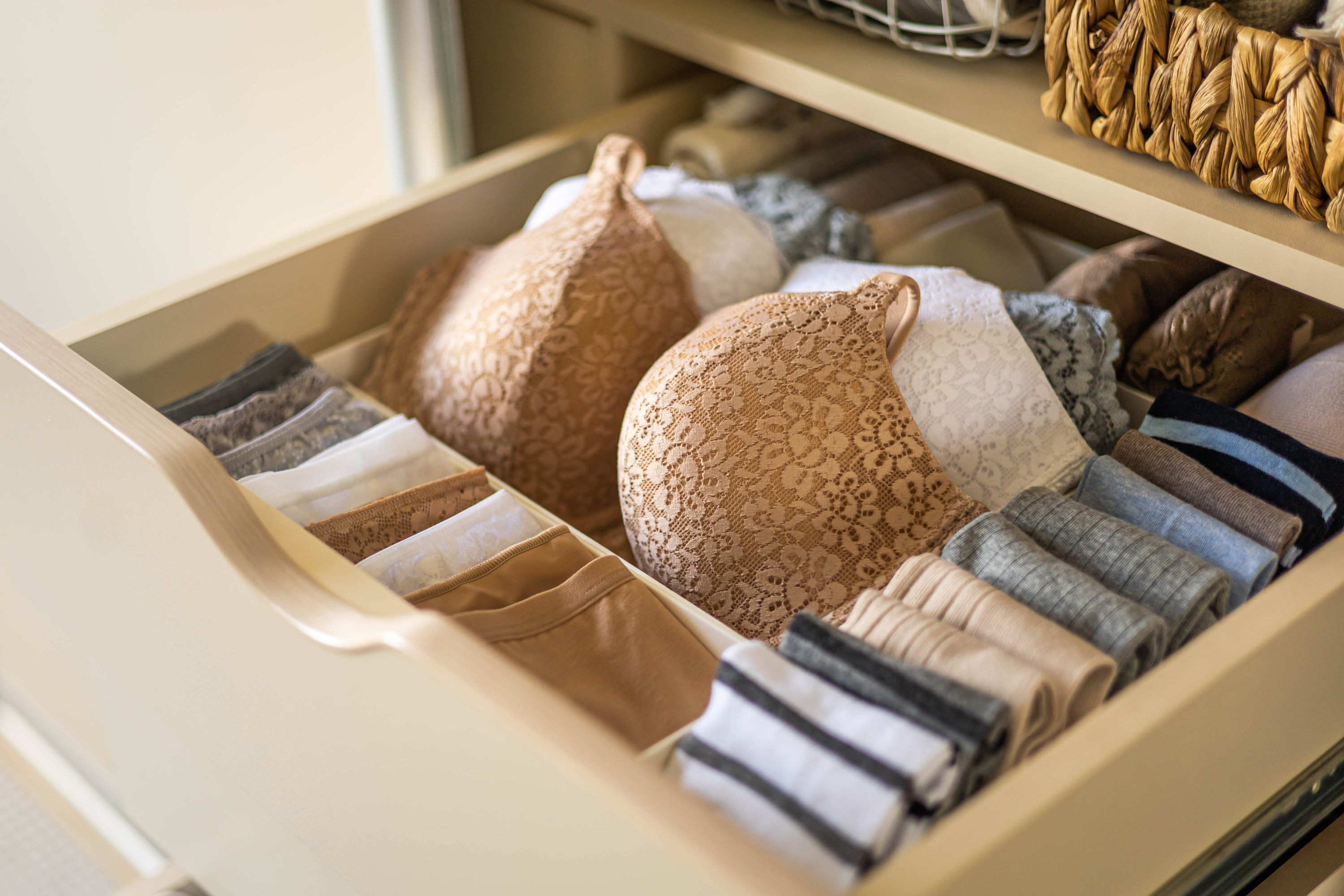 soutiens-gorge rangés dans un tiroir