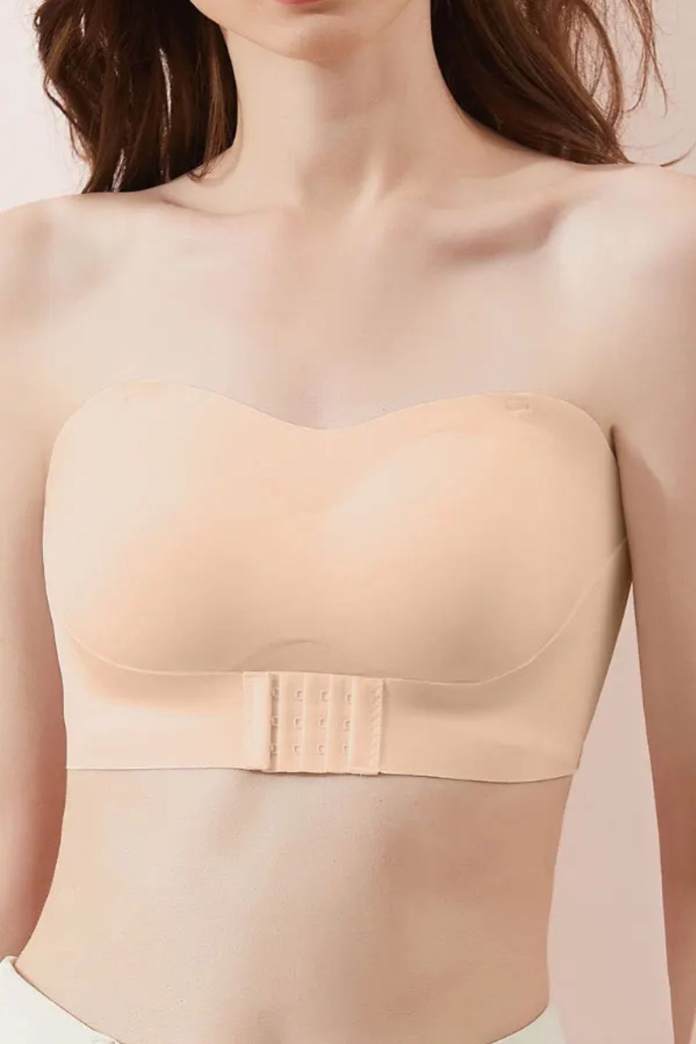 Soutien-gorge sans armature bandeau beige invisible, en soie glacée, coupe sans couture idéale sous vêtements ajustés