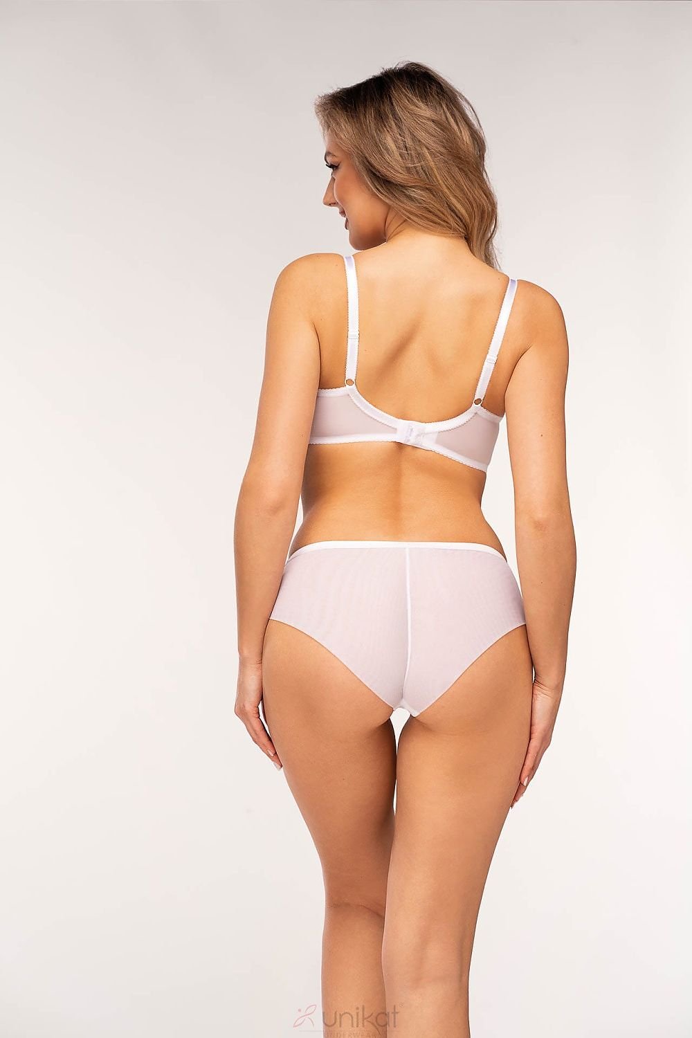 Soutien-gorge rembourré blanc en dentelle et tulle, maintien parfait avec bretelles ajustables et fermeture renforcée
