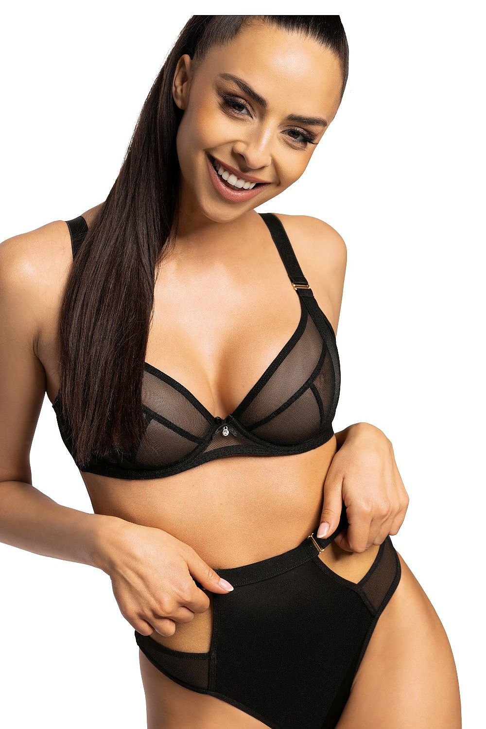 Soutien-gorge grande taille corbeille noir avec armature, bonnets en tulle transparent et détails dorés pour une élégance raffinée.