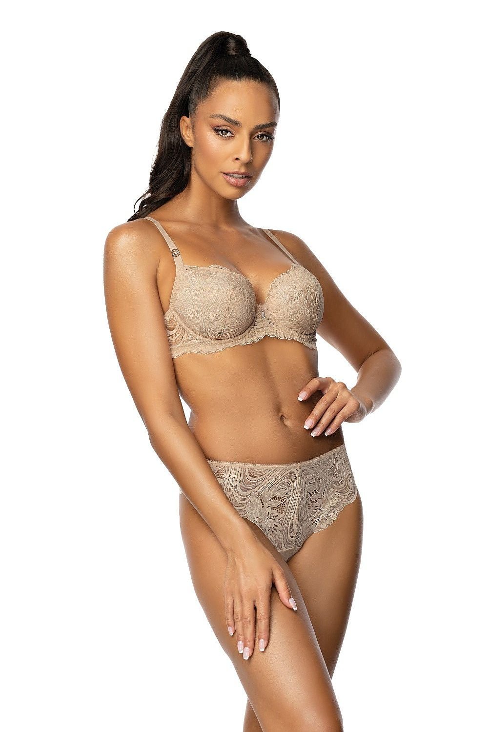 Soutien-gorge push-up en dentelle beige avec coussinets amovibles, bretelles réglables et fermeture ajustable pour un maintien parfait.