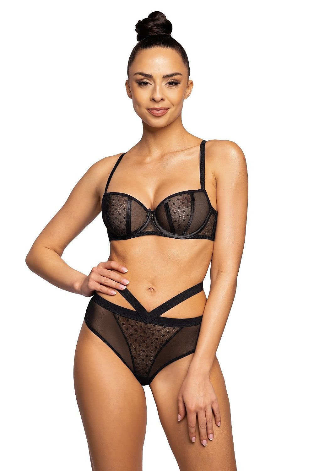 Soutien-gorge push-up noir avec armature, tissu transparent en tulle délicat et bretelles réglables pour un maintien optimal.