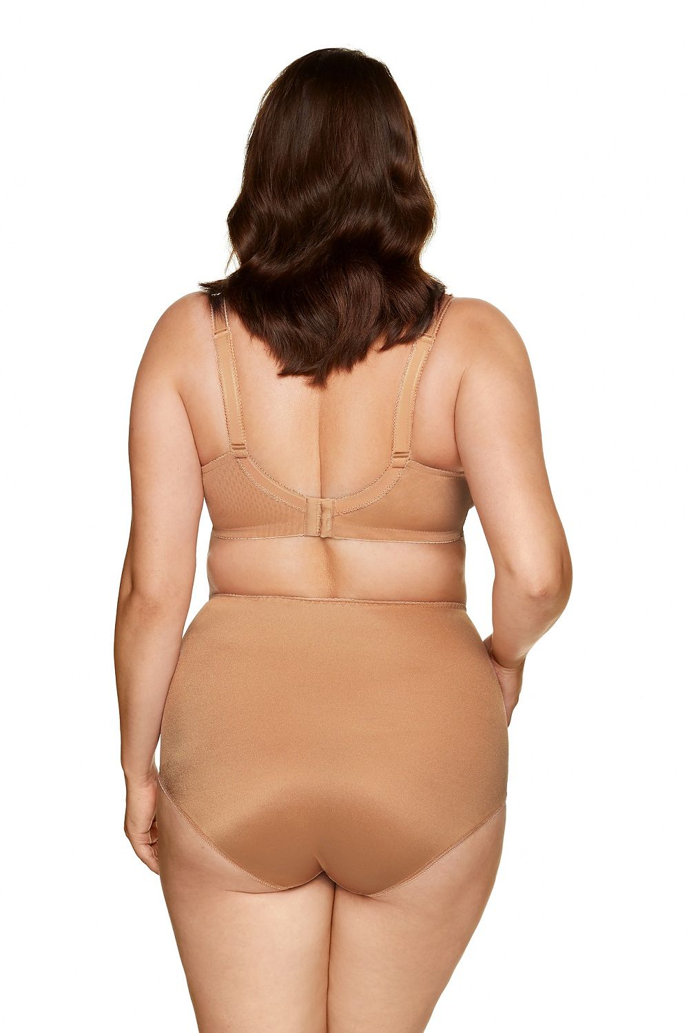 Femme grande taille de dos en soutien-gorge corbeille invisible en dentelle beige avec armature pour un support optimal et un style élégant.