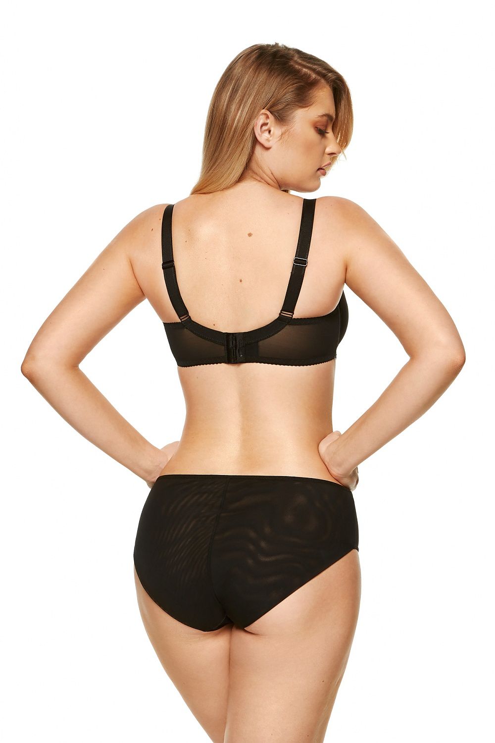 Femme de dos en soutien-gorge noir minimiseur corbeille avec de la dentelle et armatures