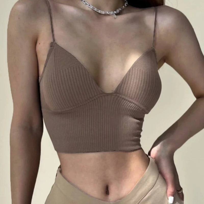 Femme en soutien-gorge bustier sans armature marron