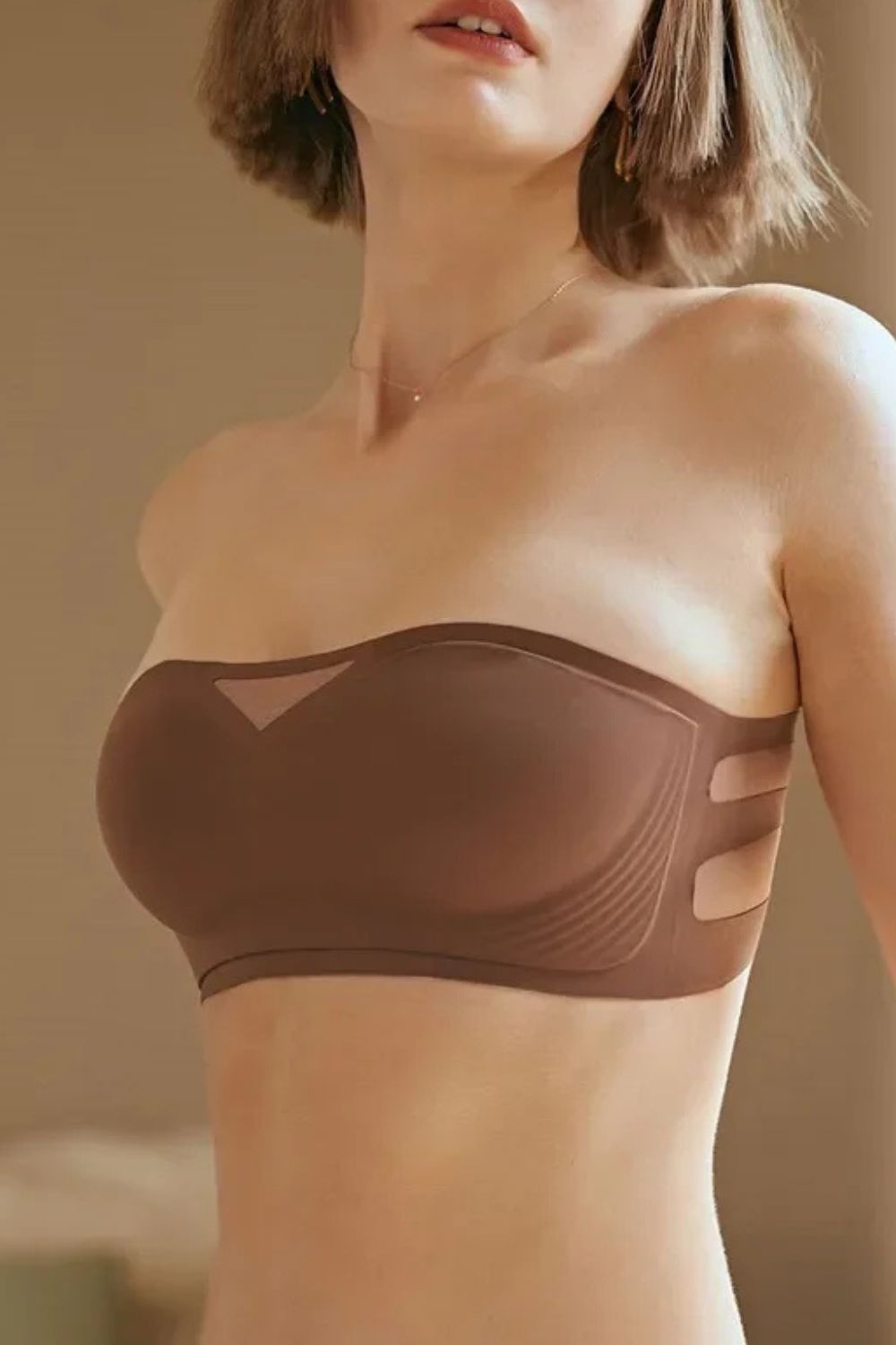 Soutien-gorge sans armature marron style bandeau, tissu doux et respirant avec fermeture à trois agrafes pour un ajustement optimal