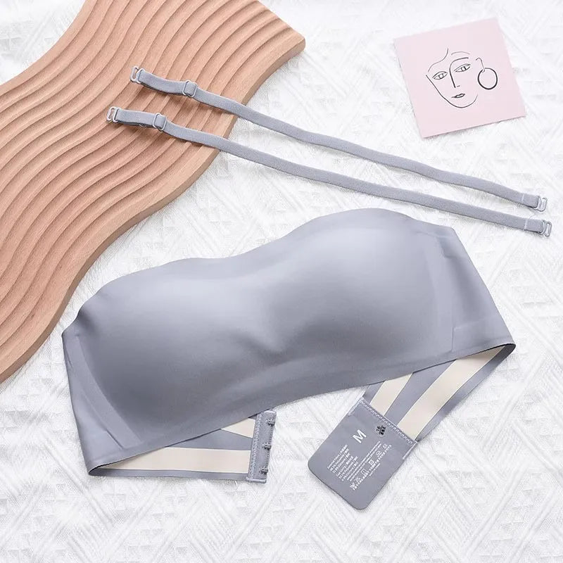 Femme en soutien-gorge bandeau sans armature bleu