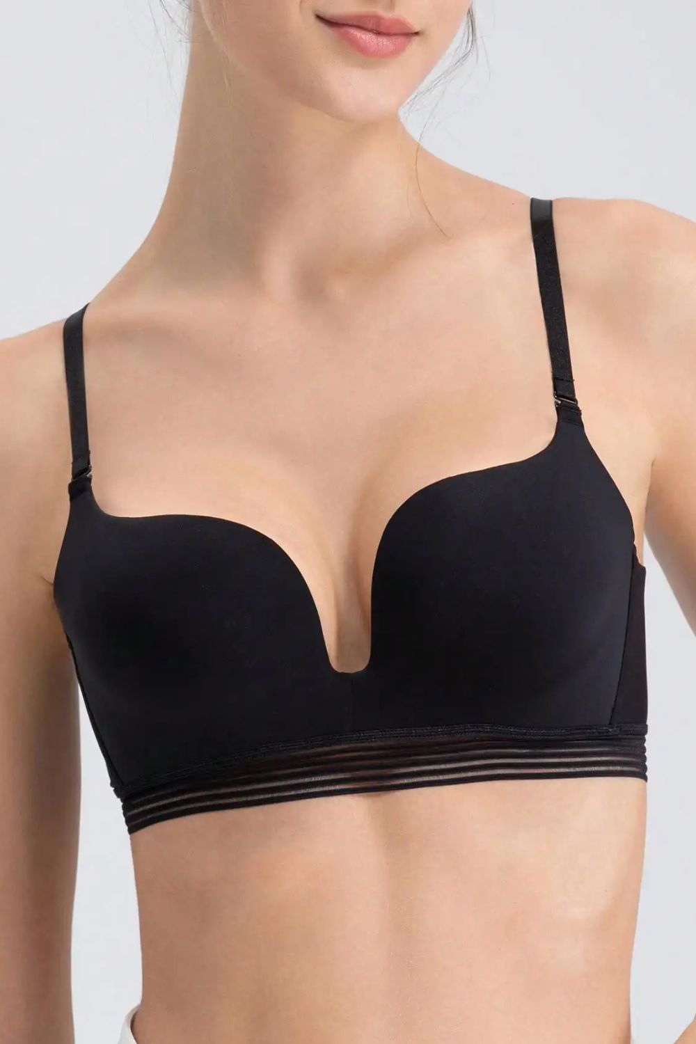 Soutien-gorge sans armature noir dos nu, invisible sous les vêtements, avec bretelles réglables et fermeture à agrafes