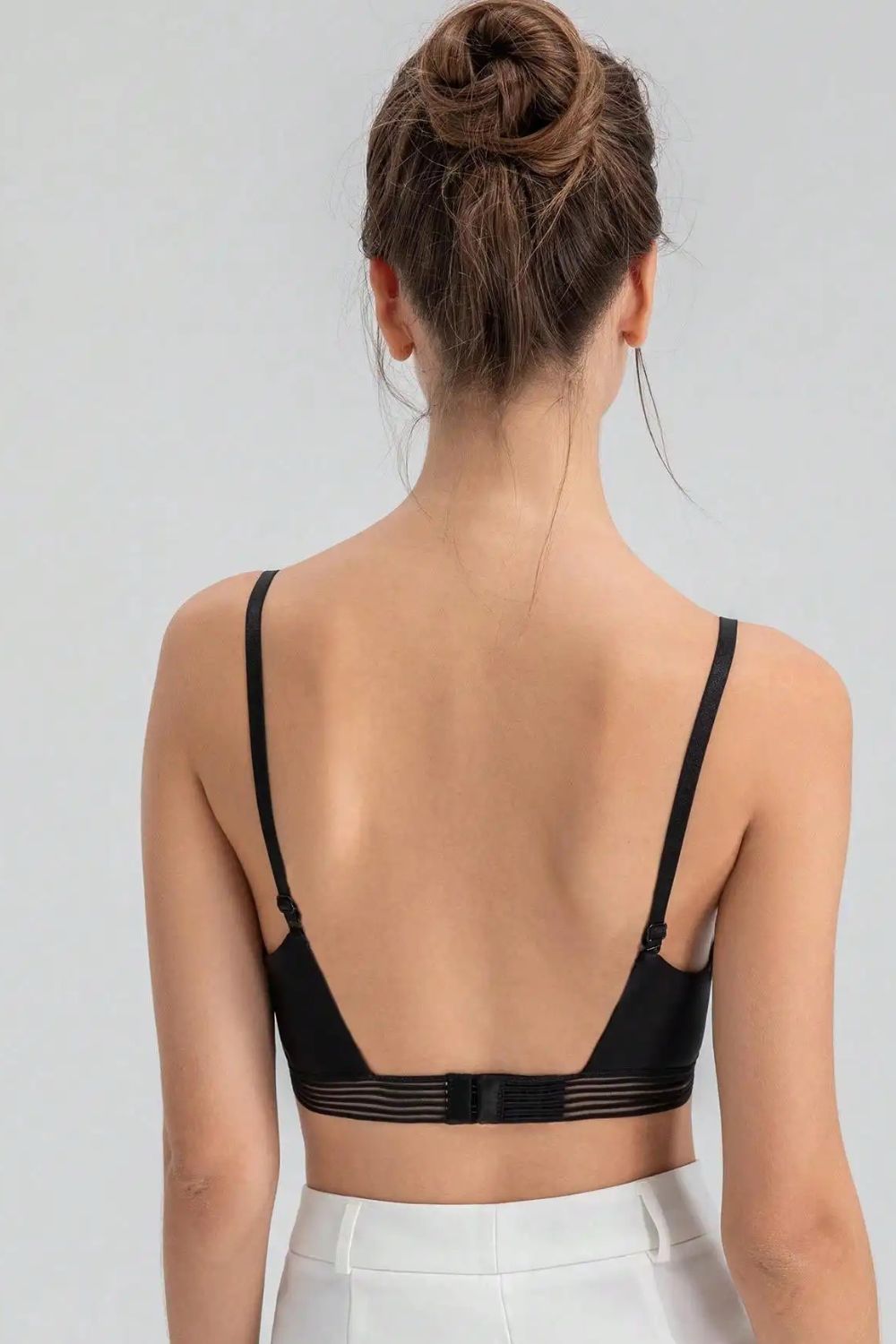 Soutien-gorge dos nu sans armature noir invisible, effet seconde peau avec tissu spandex et nylon pour un confort optimal