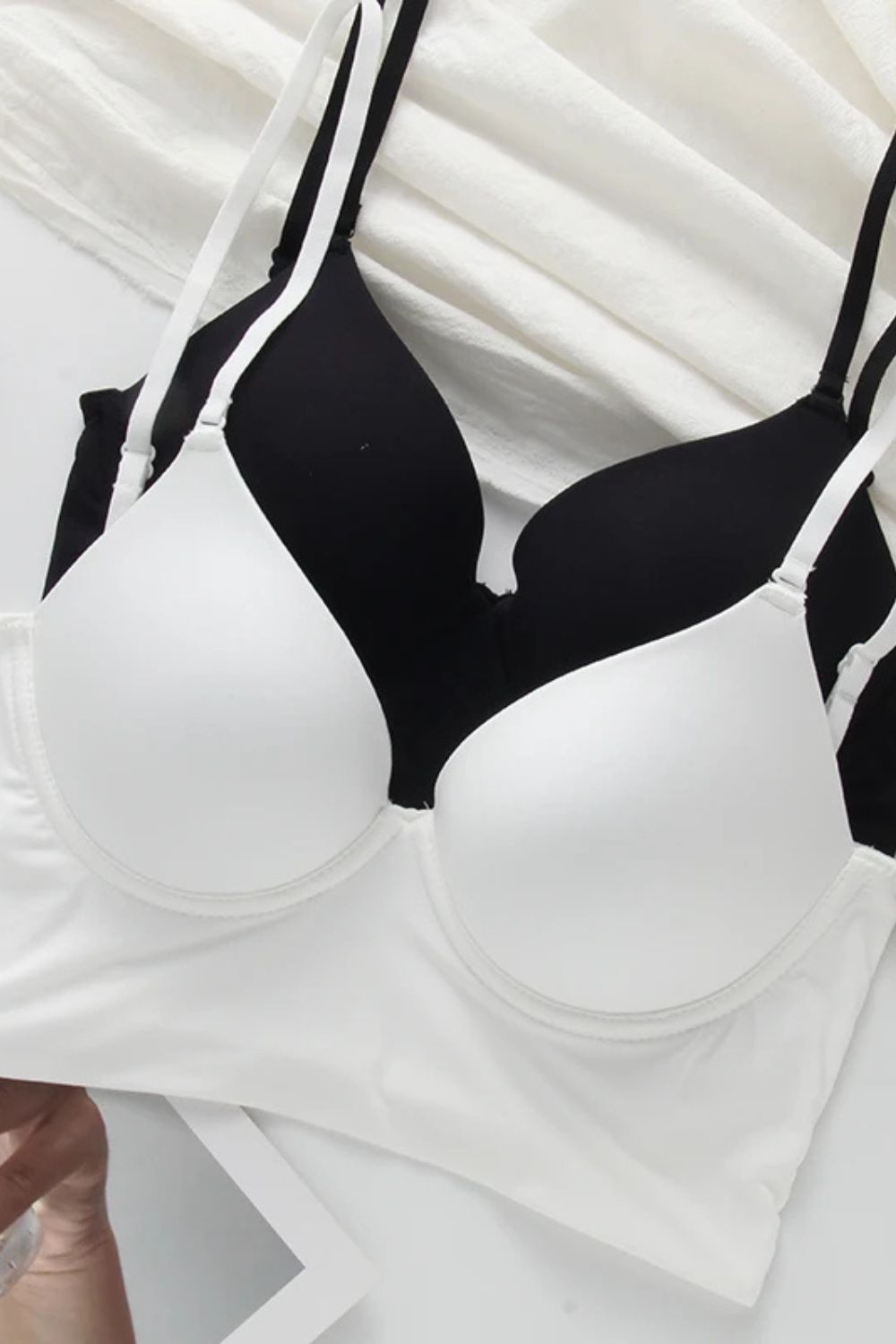 Soutien-gorges push up sans armature blanc et noir, modèle dos nu invisible avec effet liftant et coupe plongeante pour tous les styles