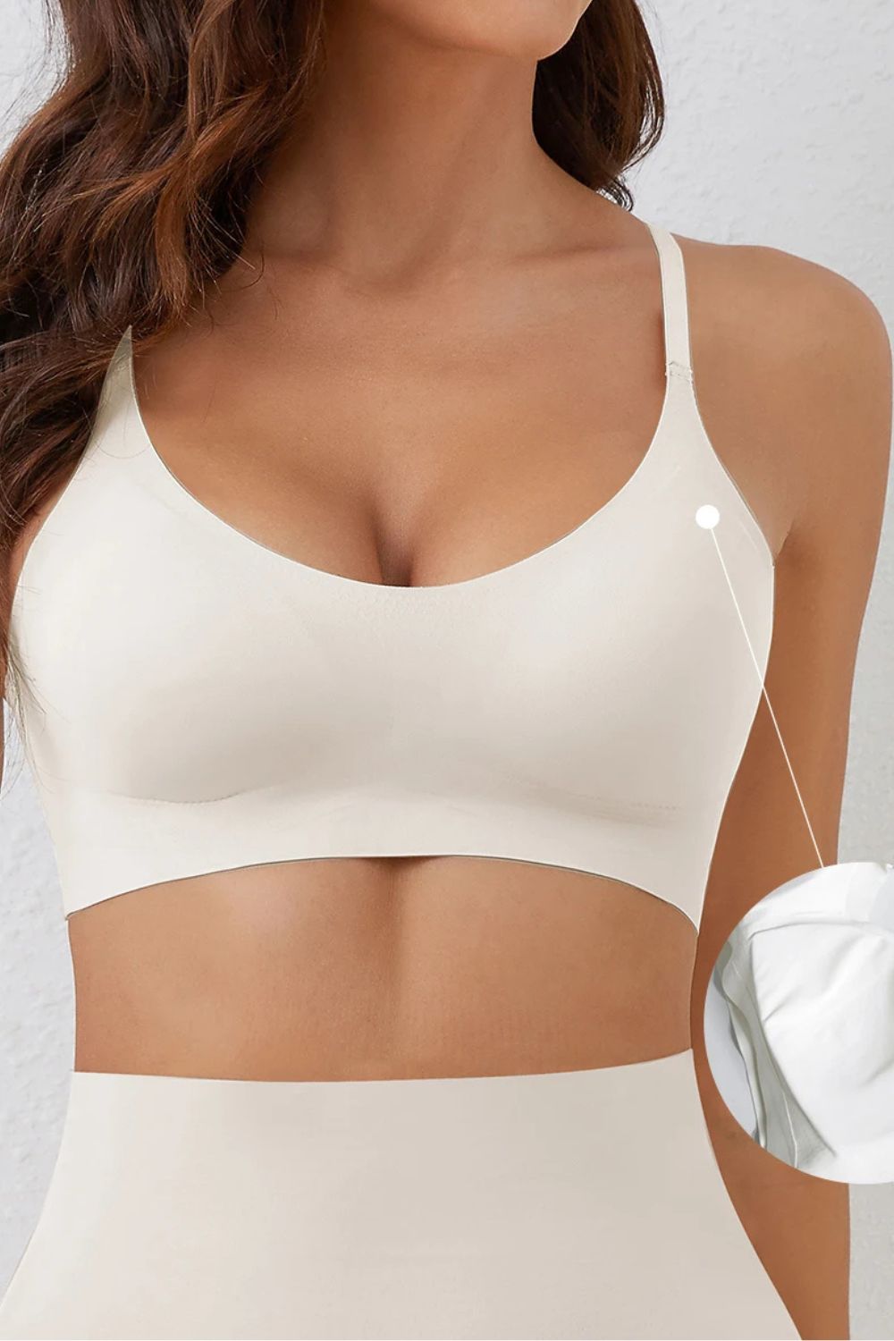Soutien-gorge blanc sans armature invisible, coupe décolleté V sans couture pour un look chic et confortable