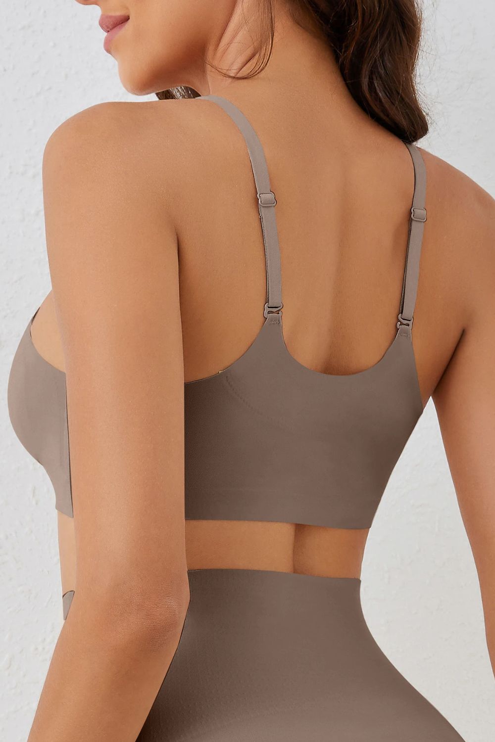 Soutien-gorge invisible taupe sans armature, matière stretch sans couture pour un maintien naturel au quotidien