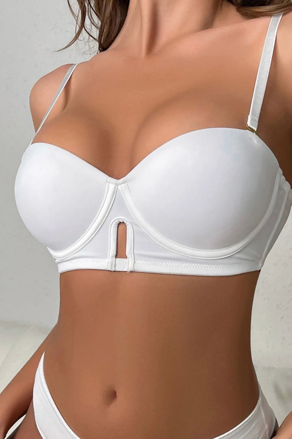 femme en soutien-gorge blanc dos nu avec armature et push up