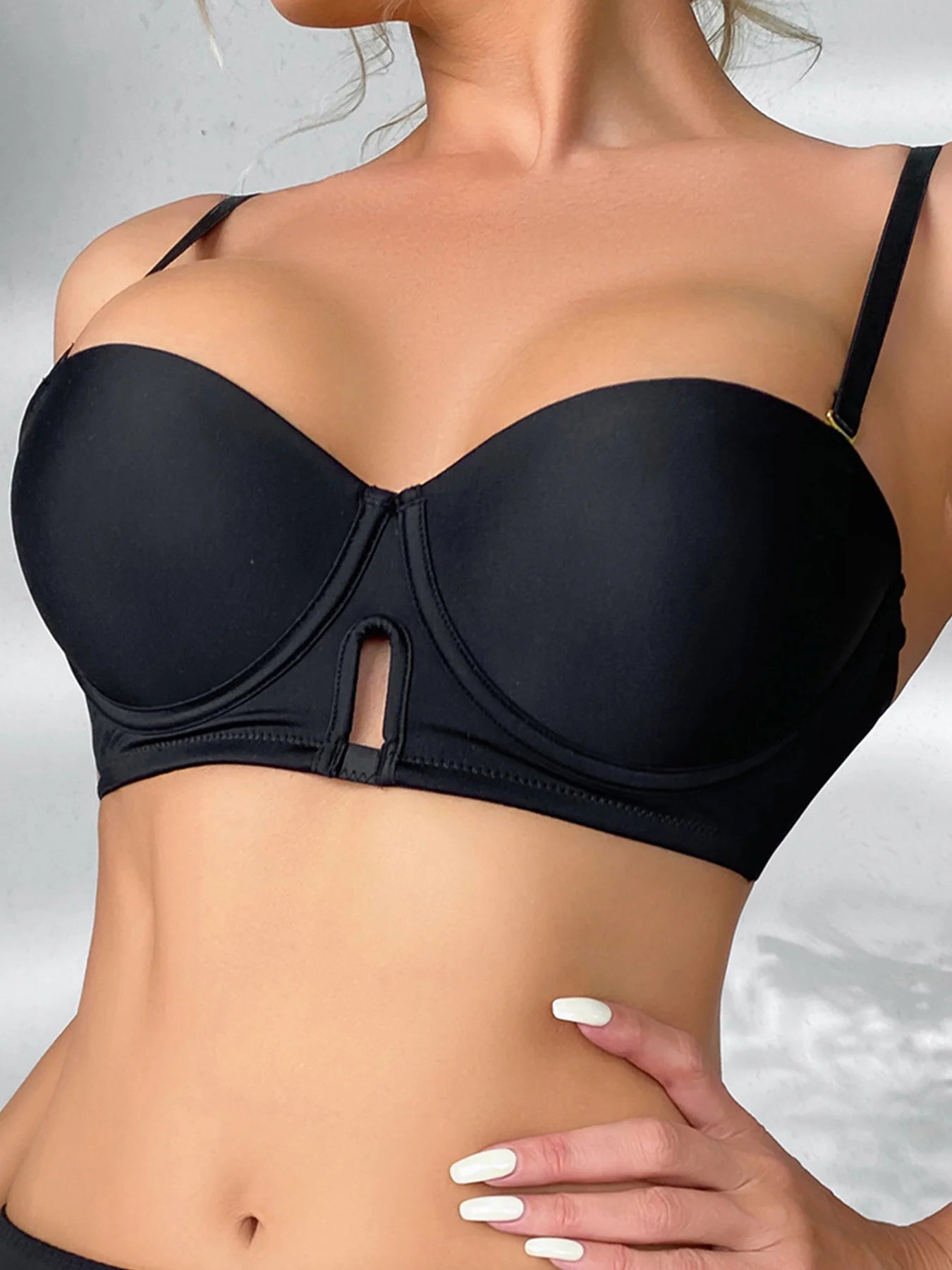 Femme de face en soutien-gorge noir dos nu avec armature et push up