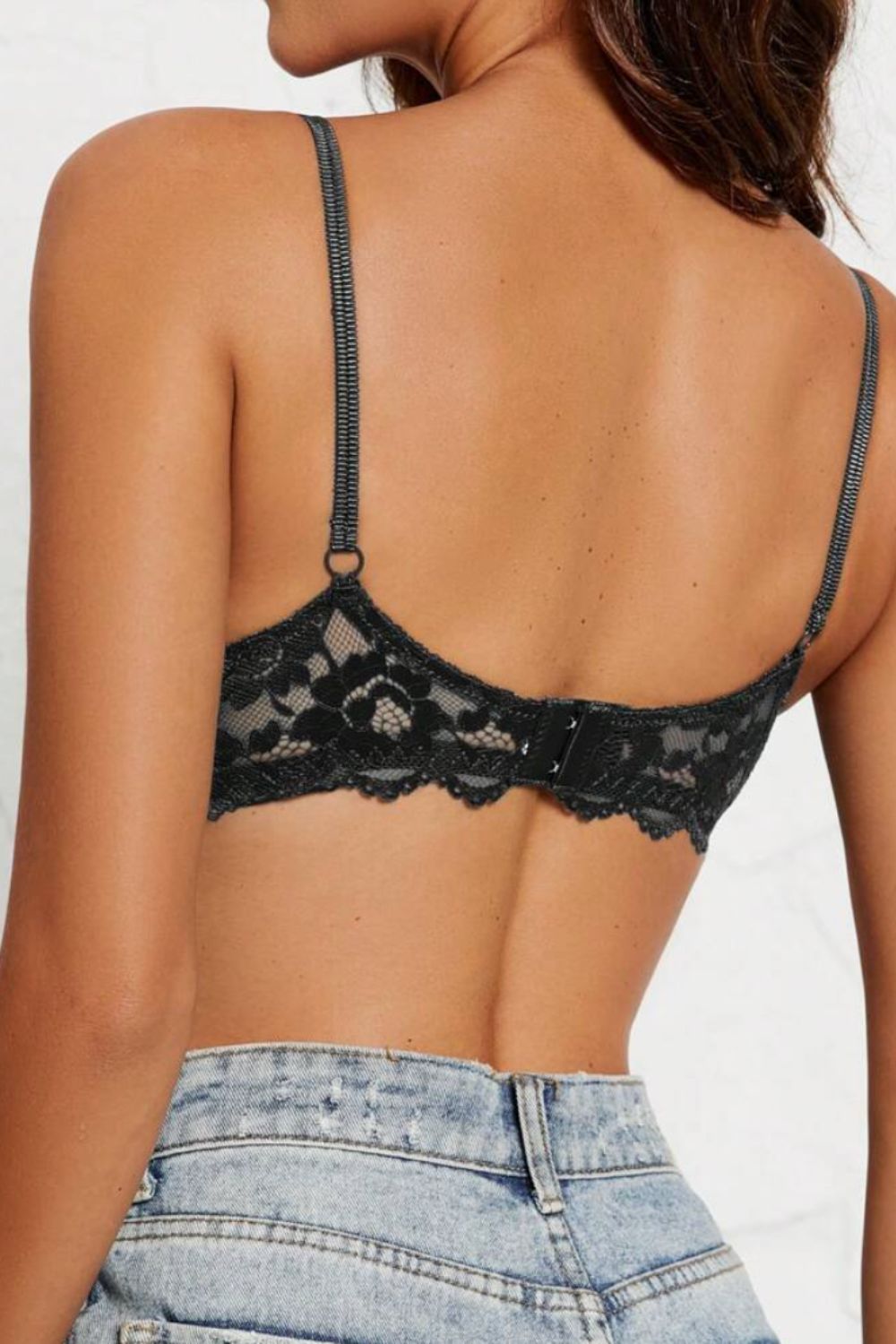 Soutien-gorge noir push up avec armature, design en dentelle sexy et fermeture à deux agrafes dans le dos