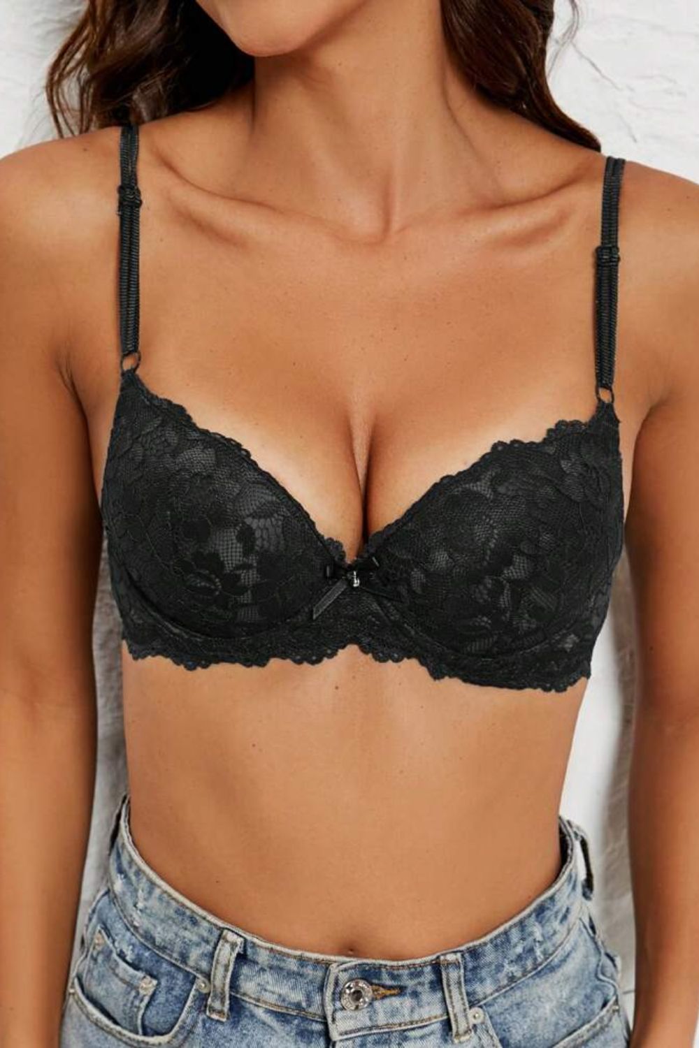 Soutien-gorge en dentelle noire push up, couture délicate et coupe féminine pour un confort élégant au quotidien