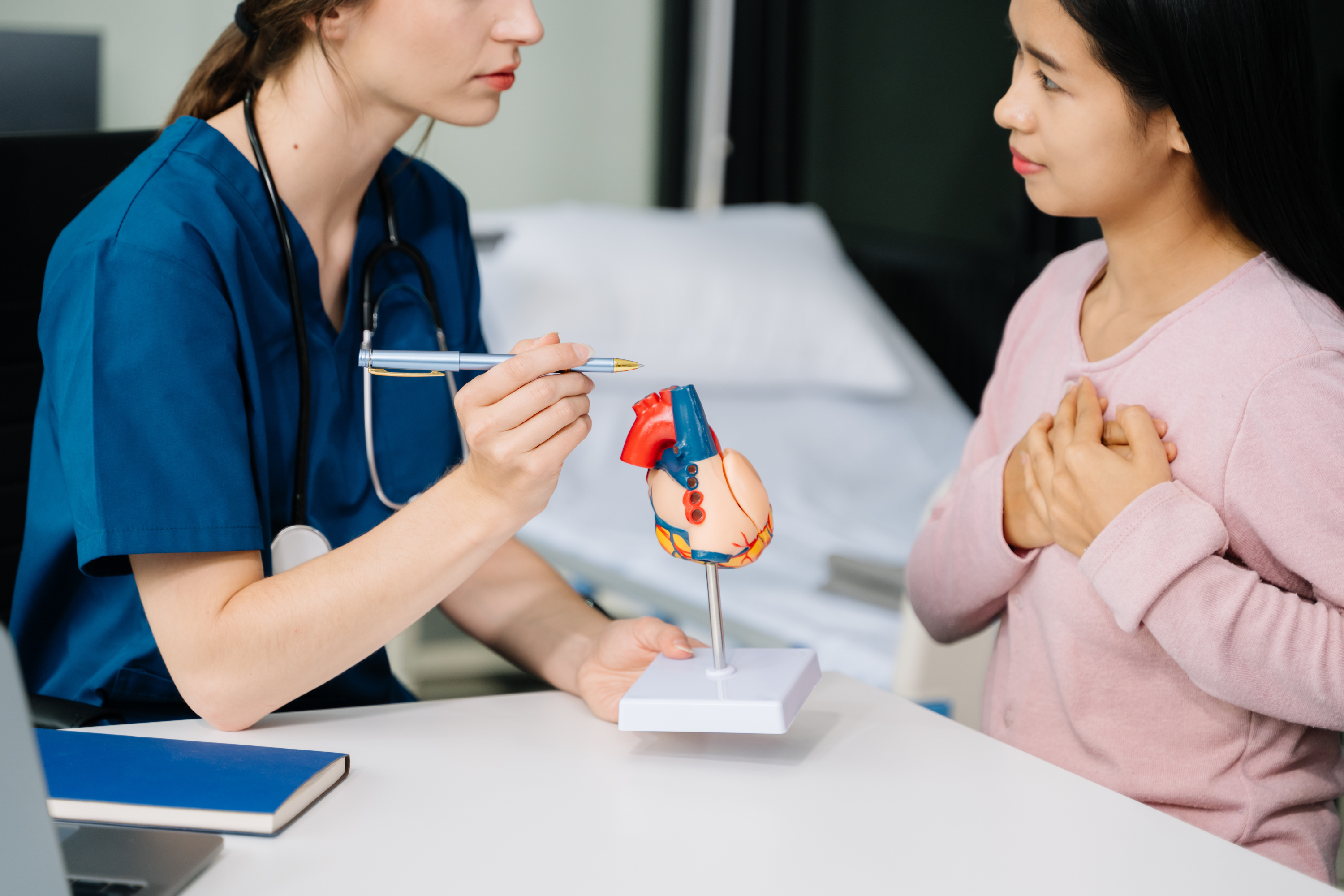 femme montrant son coeur au cardiologue