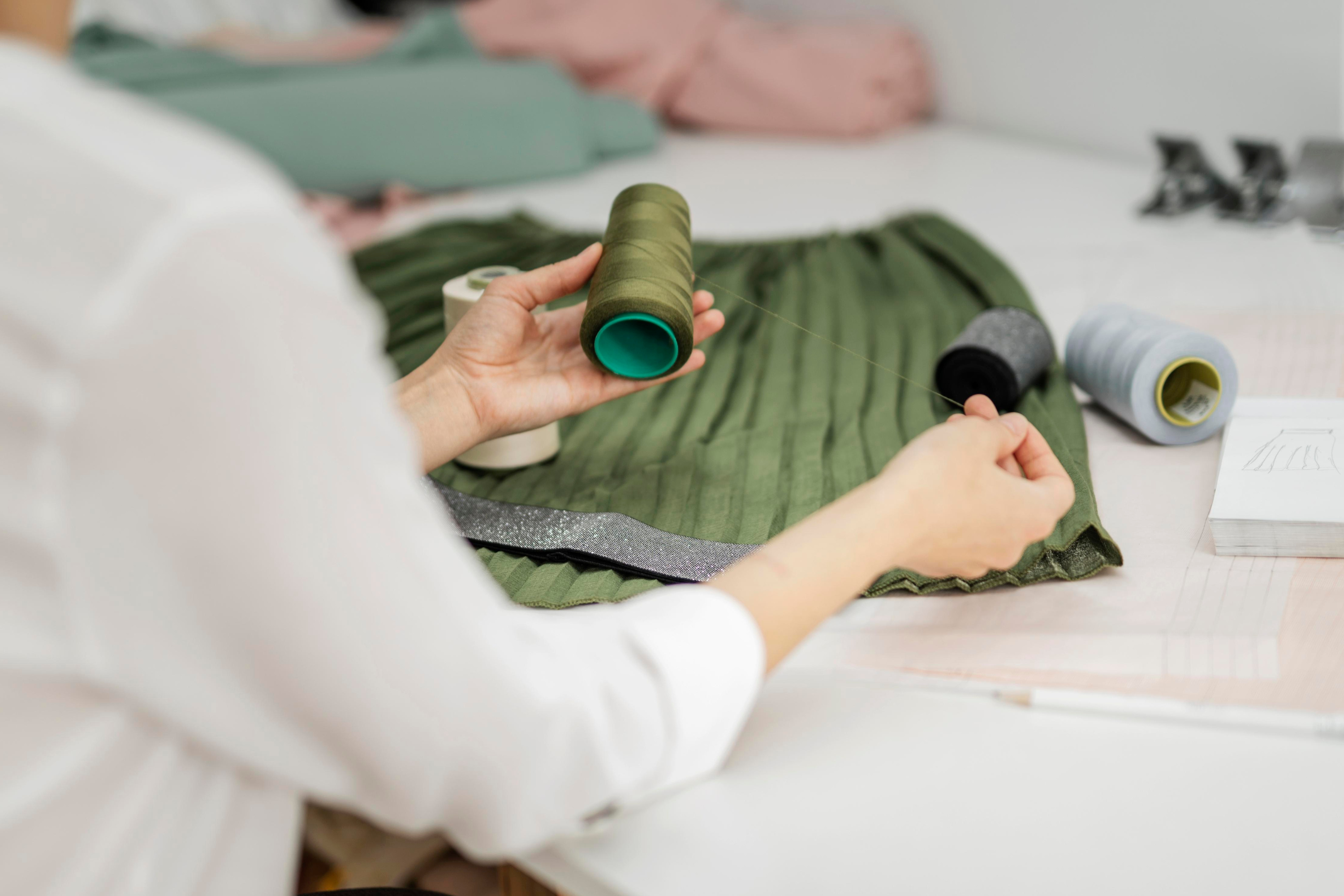 femme avec tissu pour fabriquer une rallonge de soutien gorge