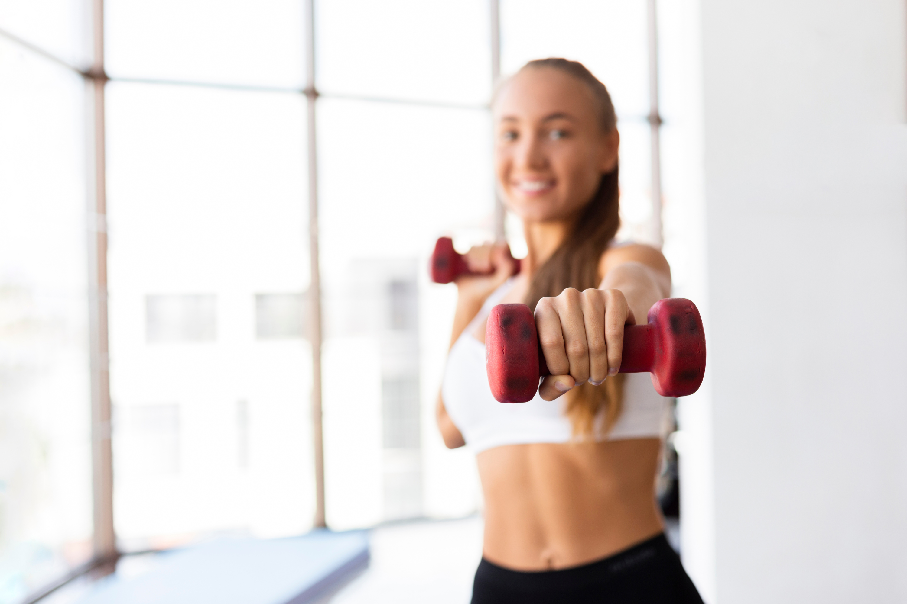 femme faisant du fitness en soutien-gorge