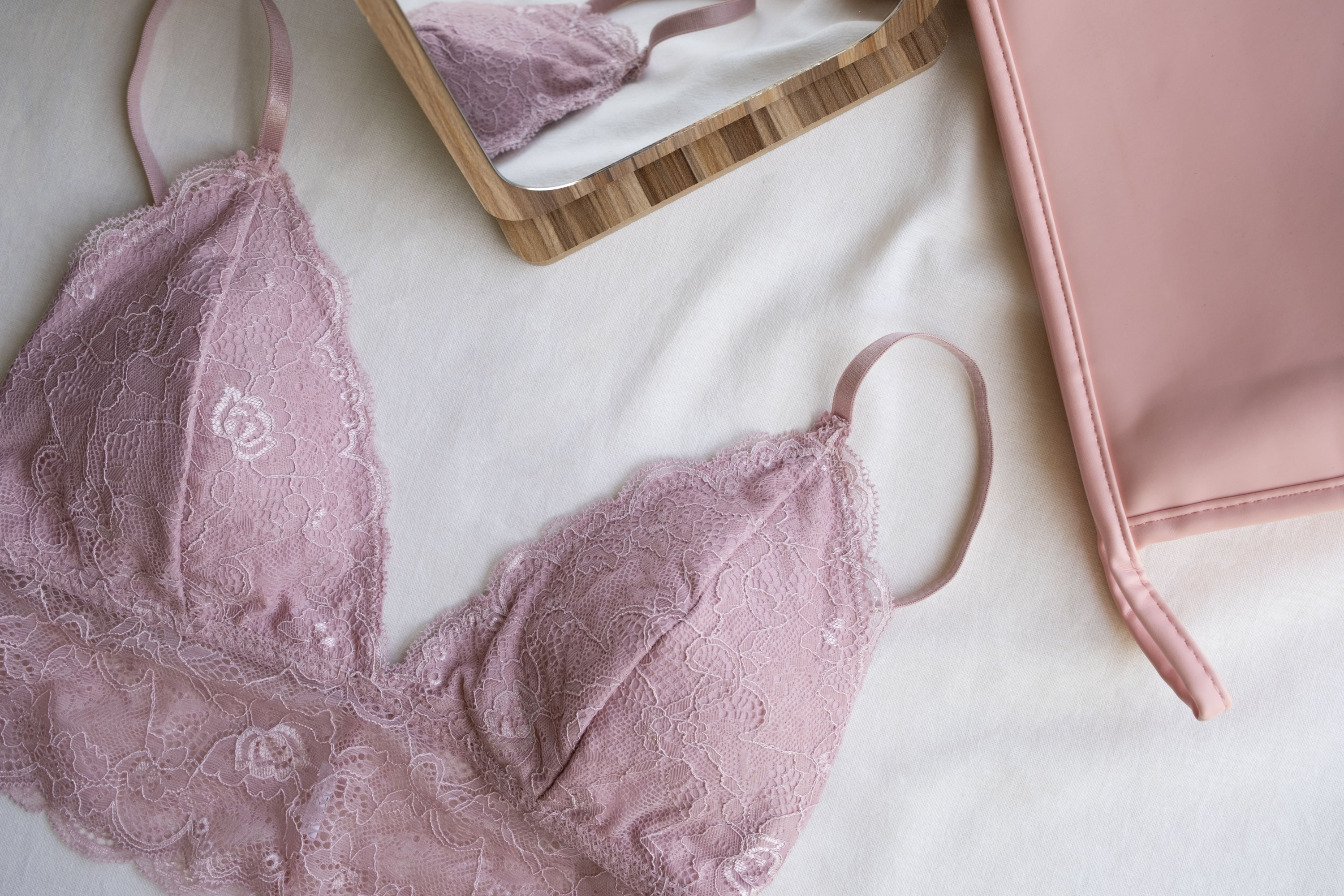 image d'un soutien gorge en dentelle rose