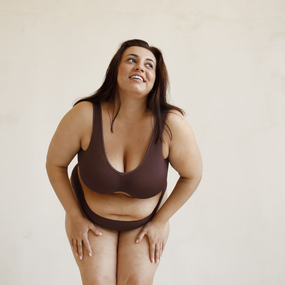 femme qui se penche en avant avec un soutien-gorge grande taille