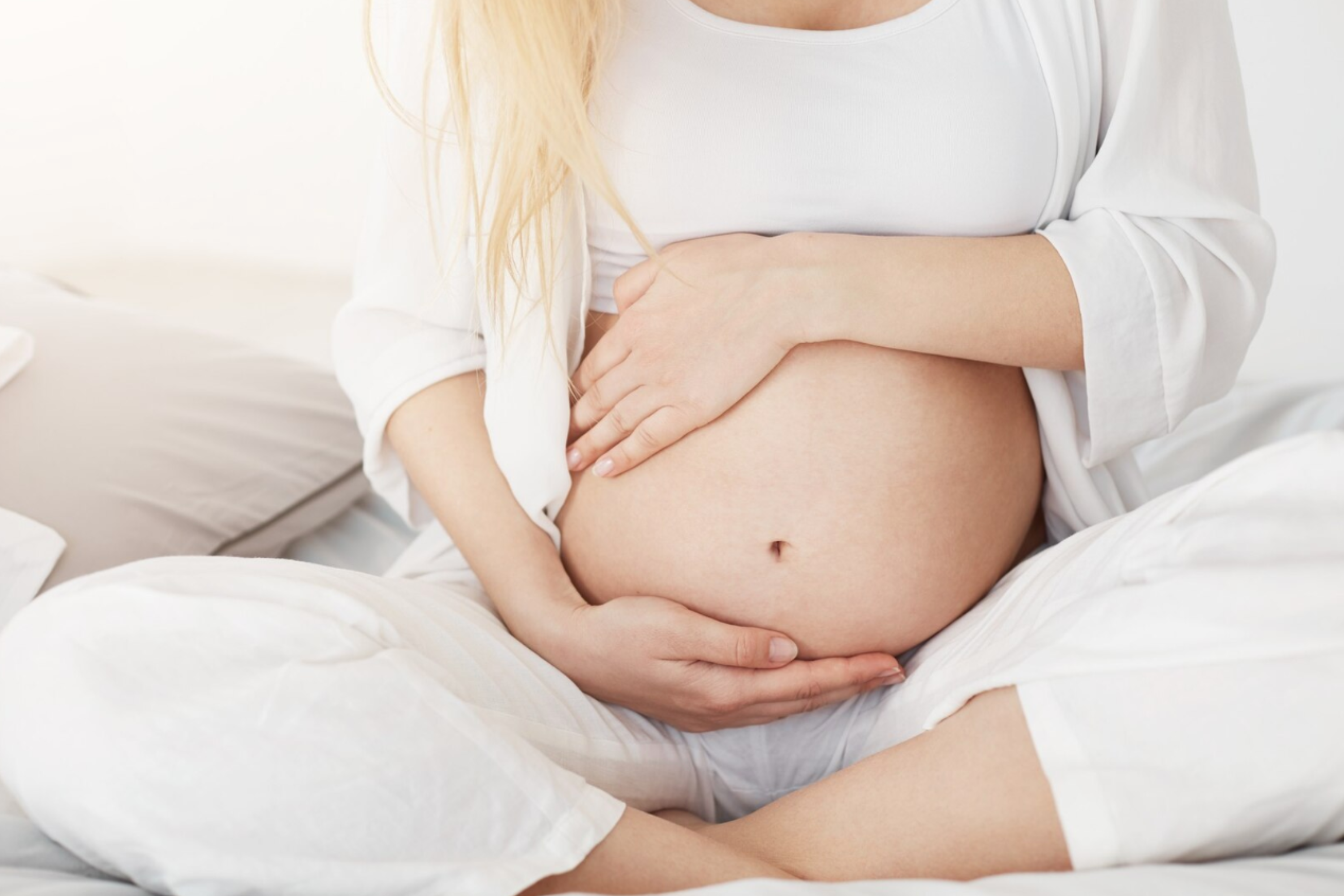 femme enceinte avec un soutien-gorge pour allaitement blanc invisible