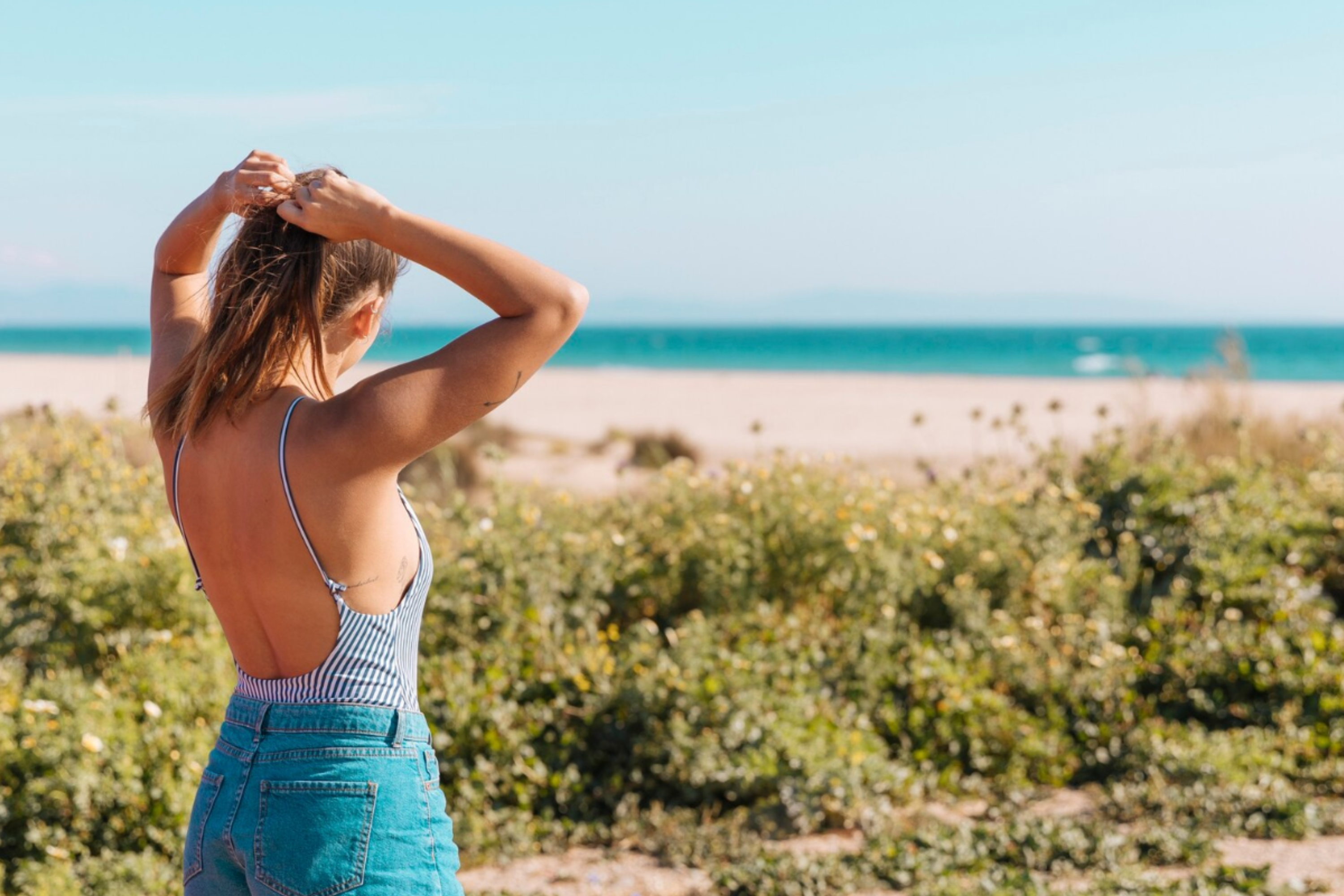 femme portant un soutien-gorge dos nu à la plage