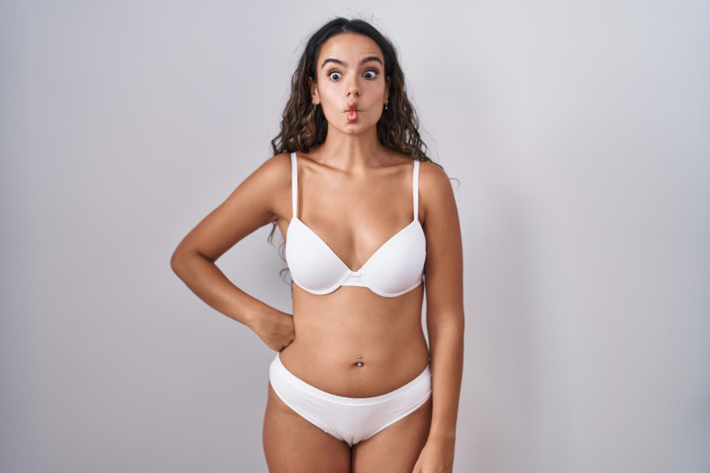 femme en soutien-gorge minimiseurs blanc invisible