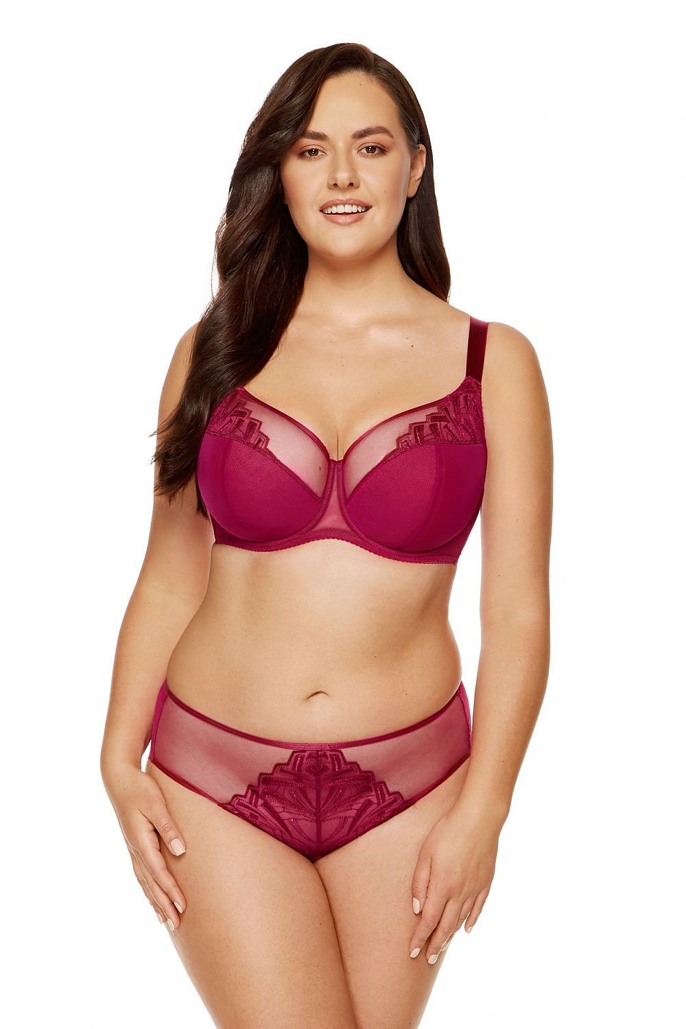 Femme de face en soutien-gorge corbeille brodé rose foncé grande taille, invisible, élégant et confortable pour un maintien optimal.