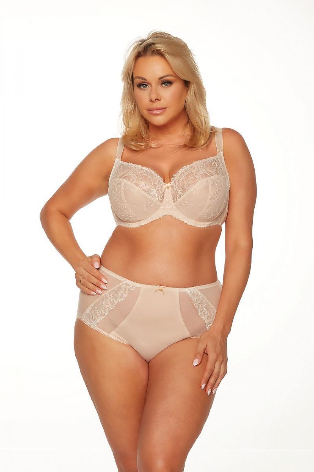 Soutien-gorge balconnet rembourré couleur beige avec détails dentelle pour un look élégant et confortable.