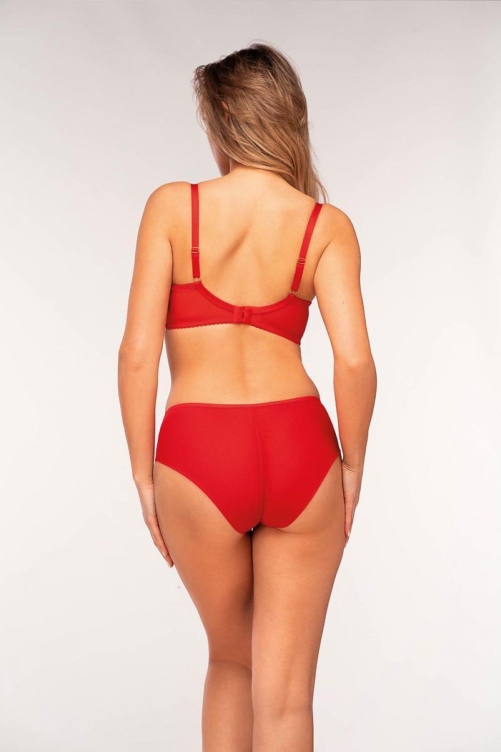 Femme de dos en soutien-gorge rouge avec armatures en dentelle minimiseur grande taille pour la saint valentin