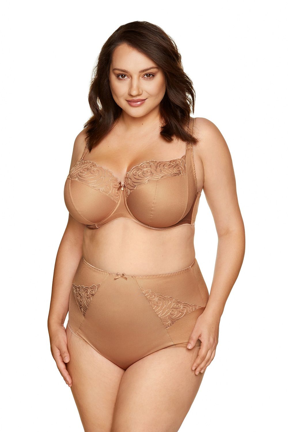 Soutien-gorge corbeille invisible en dentelle beige avec armature pour une allure élégante et un maintien grande taille confortable.