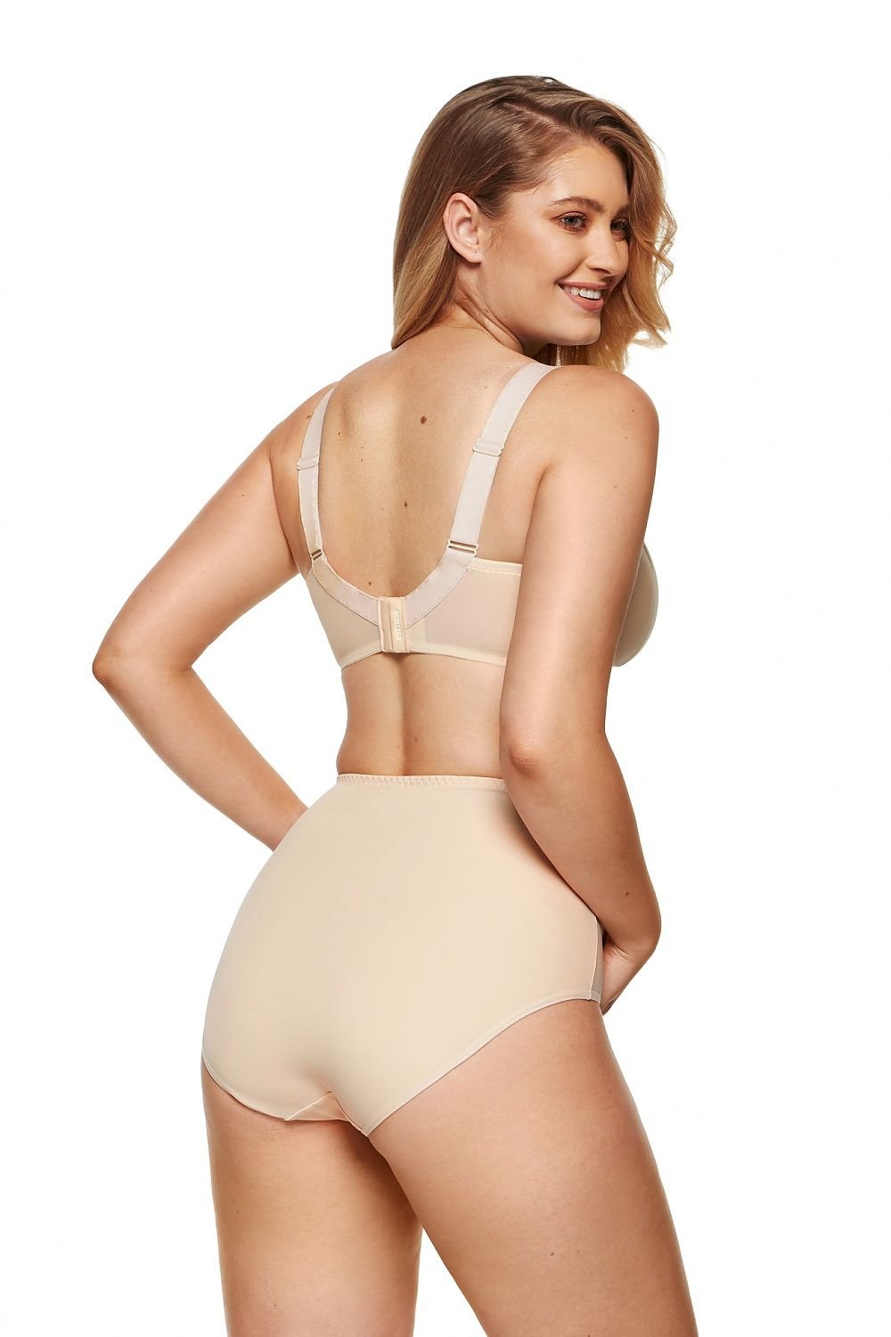 Soutien-gorge grande taille beige confort sans armature pour une silhouette harmonieuse, idéal pour un usage quotidien.