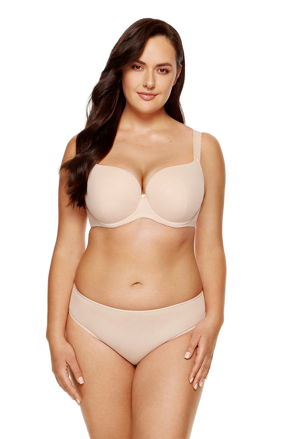 Femme en soutien-gorge forme corbeille invisible sous les vêtements, beige en coton grande taille pour un maintien optimal et une douceur quotidienne.