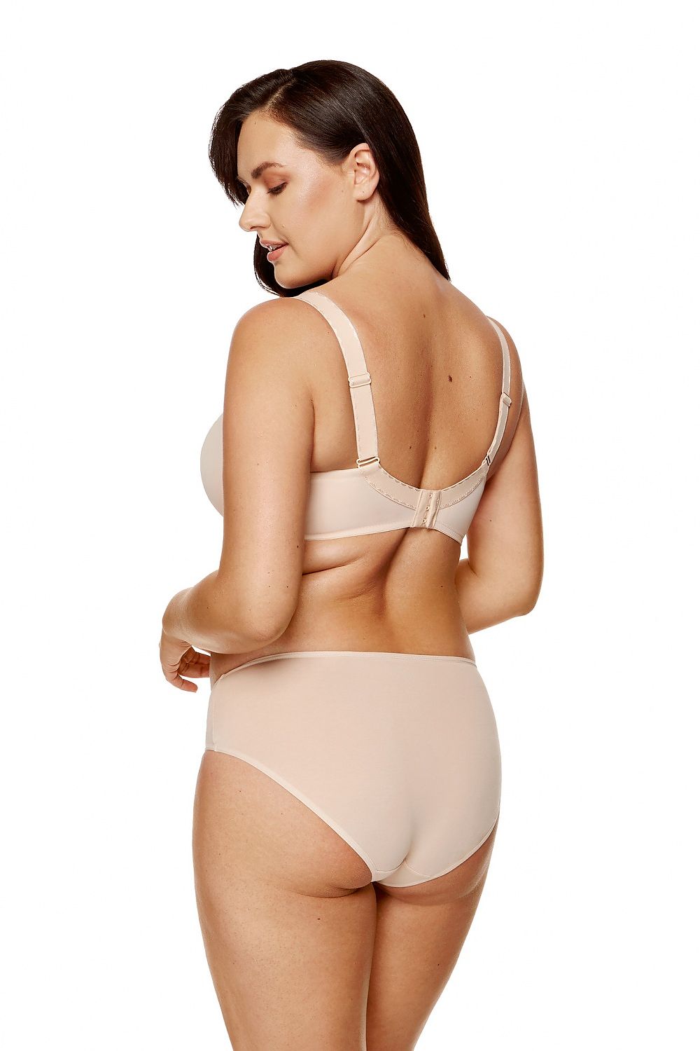 Femme de dos en soutien-gorge forme corbeille invisible sous les vêtements, beige en coton grande taille pour un maintien optimal et une douceur quotidienne.