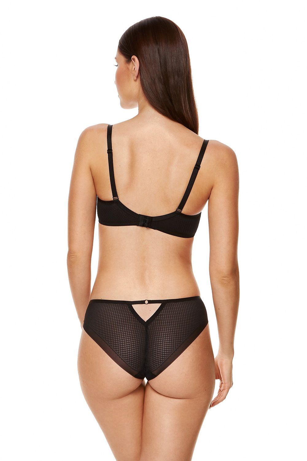 Femme brune de dos portant un soutien-gorge noir minimiseur invisible sous les vêtements 