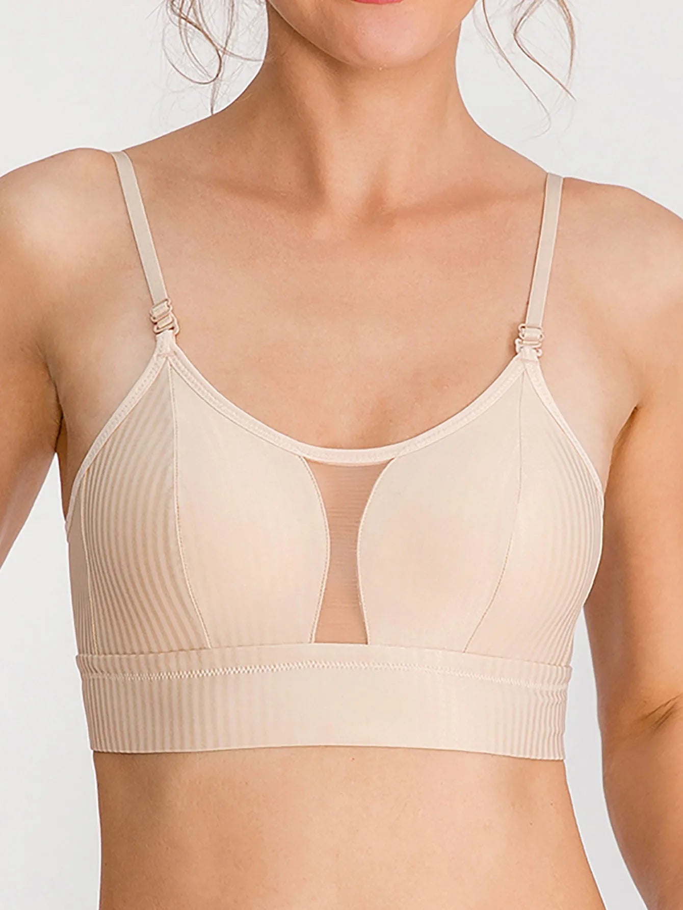 Femme en soutien-gorge dos nu beige vue de face