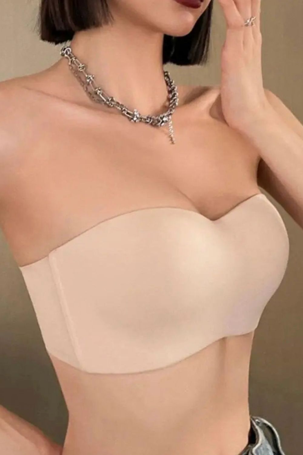 femme en soutien-gorge bandeau sans armature beige